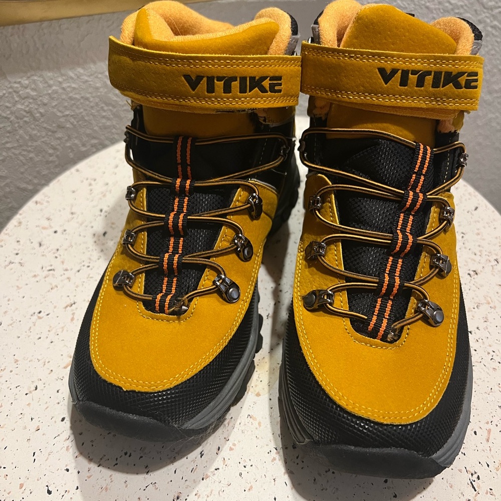 NEW Vitike hiking boot